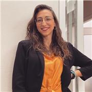 Dottoressa in Psicologia impartisce lezioni di psicologia a studenti della scuola secondaria di secondo grado